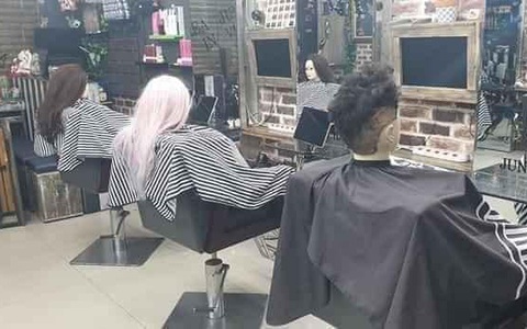 Chủ tiệm tóc khoe ảnh khách đến làm đầu những ngày có dịch, nhưng sự thật khiến dân mạng "té ngửa"
