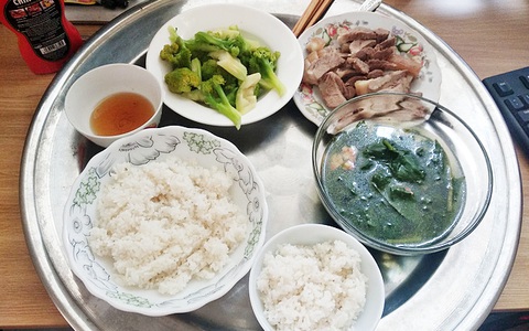 Khoe mâm cơm chỉ với thịt và rau luộc nhưng cô gái khẳng định là "bữa cơm ngon nhất tôi từng ăn" vì câu chuyện bất ngờ cất giấu bao năm