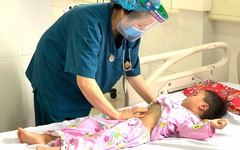 Liên tiếp ghi nhận trẻ uống nhầm thuốc trừ sâu phải nhập viện cấp cứu, bác sĩ khuyến cáo việc cha mẹ việc cần làm để cứu con 