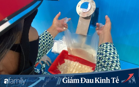 ATM gạo của Hội Thầy thuốc trẻ TP.HCM "khai trương" vào ngày cách ly xã hội cuối cùng, người nghèo vui mừng đến nhận