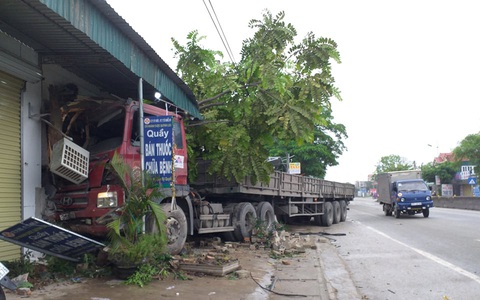 Nghệ An: Chỉ trong vòng 8 tiếng xảy ra 2 vụ tai nạn khiến 1 người tử vong, 1 nhà dân bị đâm sập
