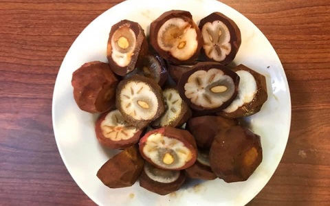 Mở tủ lạnh chồng bất ngờ thấy món ăn lạ, đem hỏi vợ mới tá hỏa là loại quả quen nhưng trông lại sai trái thế này!