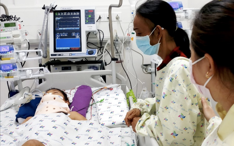 Thương tâm: Hai con lớn đi làm thêm bị xe tông nguy kịch, mẹ ung thư ôm hai con út lao đao tìm viện phí