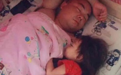 Bố trông 2 con cho mẹ đi ra ngoài, khi trở về nhìn cảnh tượng "hẩm hiu" của con trai, cô vừa buồn cười vừa tức giận
