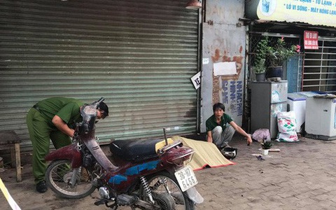 Phát hiện người phụ nữ nằm chết trên vỉa hè, cạnh chiếc xe máy dựng đứng