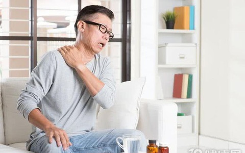 Một người đàn ông điều trị đau vai vài tháng không hiệu quả bỗng bất ngờ phát hiện ung thư: Cảnh báo ai cũng không được bỏ qua tín hiệu này