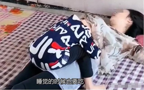 Cậu bé 10 tuổi lao vào mẹ vạch áo đòi bú bằng được, còn người mẹ chỉ đành "bất lực" vì không cai nổi sữa cho con