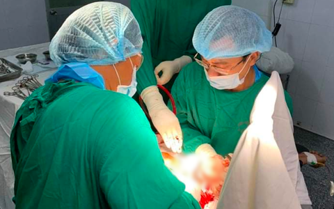 Tây Ninh: Nhắc nhở 'đừng quậy' sau cuộc nhậu, con trai bị cha ruột 70 tuổi đâm 2 nhát thấu tim nguy kịch