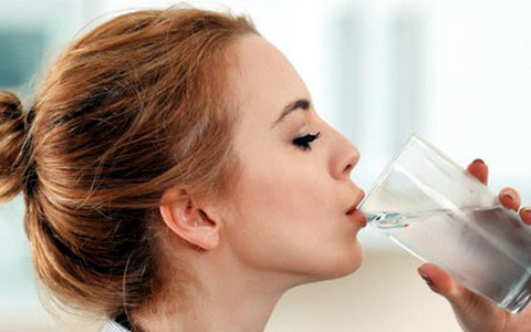 Uống nước đến mức nước tiểu trong suốt có tốt không?