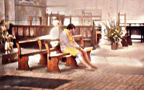 6 tháng sau khi đi du lịch trở về, người phụ nữ phát hiện hình bóng kì lạ trong bức ảnh chụp trong chuyến đi đến nhà thờ