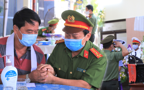 Nghẹn lòng lễ tang của 2 chiến sĩ công an hi sinh trong lúc truy bắt nhóm đua xe cướp giật: "Đồng đội ơi!"