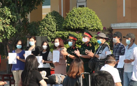 Rời nơi cách ly, cô gái Hàn Quốc nói ‘em lỡ yêu chú bộ đội mất rồi’