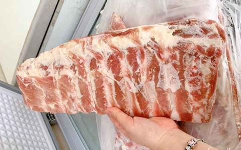 Thịt lợn nội vẫn neo giá cao không chịu giảm, bà nội trợ Việt chuyển sang ăn thịt lợn và sườn nhập khẩu giá rẻ bằng 1/2 