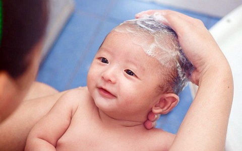 Nếu cha mẹ còn giữ quan niệm sai lầm này khi tắm cho con, rất có thể làm tổn thương cơ quan sinh sản của bé
