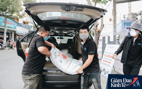 Ảnh: Người Sài Gòn ùn ùn chở gạo đến góp, máy "ATM" cũng nhả gạo như nước cho người nghèo