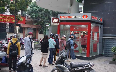 Hà Nội: Xếp hàng rút tiền tại ATM, 'phớt lờ' Covid-19