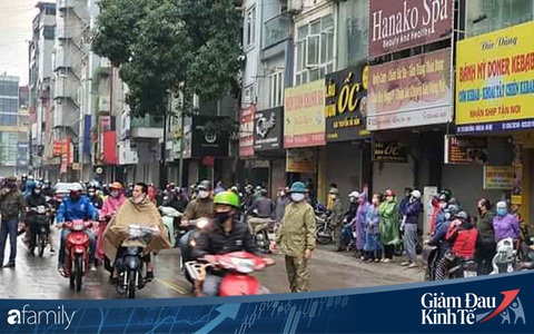 Hà Nội: Giải tán đám đông, quà từ thiện được trao tận tay người nghèo