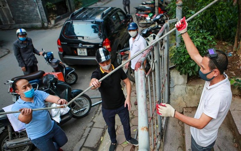 Hà Nội: Hàn rào sắt tại khu vui chơi ngăn người dân tập thể dục 