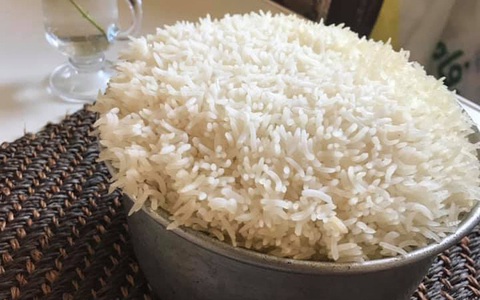 Mẹ khoe con gái đã biết nấu hộ nồi cơm, thế nhưng dân mạng chỉ quan tâm nội dung mẩu giấy nhỏ để bên cạnh