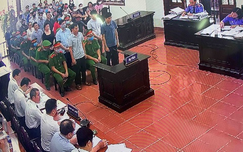 Những hình ảnh đầu tiên trong phiên xét xử gian lận thi cử tại Hòa Bình