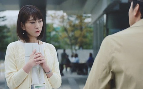Cầm phán quyết ly hôn bước ra khỏi cửa tòa án, chồng cũ bỗng có hành động lạ lùng không thể tin nổi