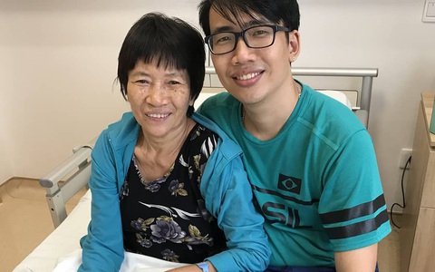 Chạy chữa bệnh ung thư cho mẹ hơn 3 năm hết gần 4 tỉ đồng, chàng trai muốn "bán thân" để tiếp tục cùng mẹ trong hành trình chiến đấu với tử thần!