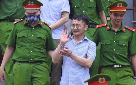 Nguyên Phó hiệu trưởng nhận hối lộ trong vụ gian lận điểm thi ở Hòa Bình: "Cầu xin cho bị cáo làm người chạy lại"