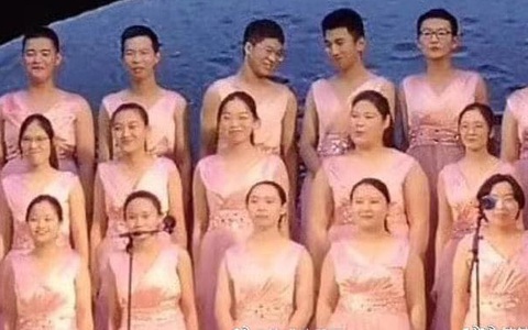 Bức ảnh đồng ca nữ đang nổi nhất mạng xã hội vì soi kỹ có gì đó rất sai, đặc biệt là giới tính của dàn ca sĩ đứng cuối hàng 