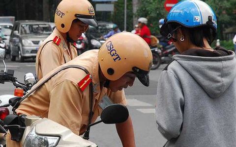 Người tham gia giao thông mắc lỗi gì thì được nộp tiền phạt trực tiếp cho Cảnh sát giao thông?