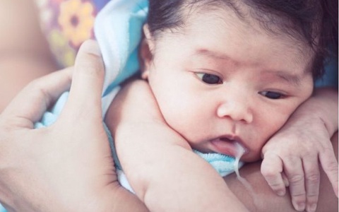 Thấy con 6 tuần tuổi cứ ăn vào là ói, mẹ cho đi khám rồi sững sờ khi nghe kết quả từ bác sĩ
