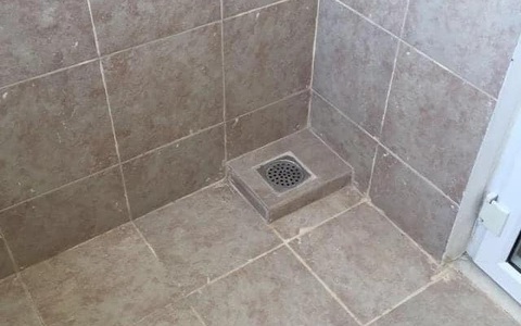 Nhìn cách thiết kế ống thoát nước sàn nhà vệ sinh độc nhất vô nhị này, dân mạng đồng loạt thốt lên: "10 điểm cho kiến trúc sư"