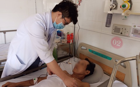 Tai nạn kinh hoàng: Người đàn ông bị container cán gãy nát xương, lộ cả tinh hoàn nguy kịch, được cứu thoát chết trong gang tấc