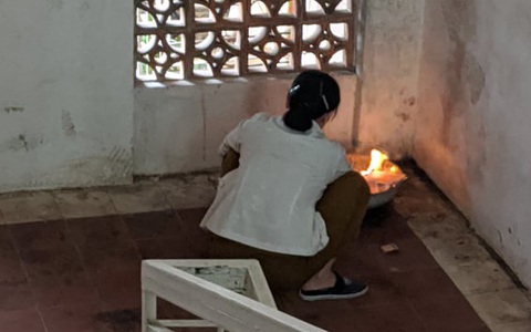 Hoá vàng mã ngay giữa cầu thang khu tập thể, được nhắc nhở người phụ nữ còn cho rằng nói điềm xui xẻo