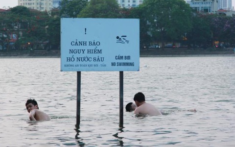 Bất chấp biển cấm nguy hiểm, người Hà Nội vô tư bơi hồ Linh Đàm