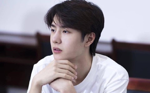 Vừa hết "Hữu Phỉ", Vương Nhất Bác đã đóng phim với chồng Trần Nghiên Hy, đẹp trai cực phẩm khi đọc kịch bản 