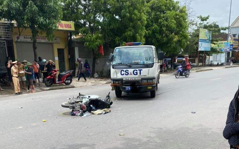 Xe máy va chạm với xe cảnh sát giao thông, hai mẹ con nguy kịch