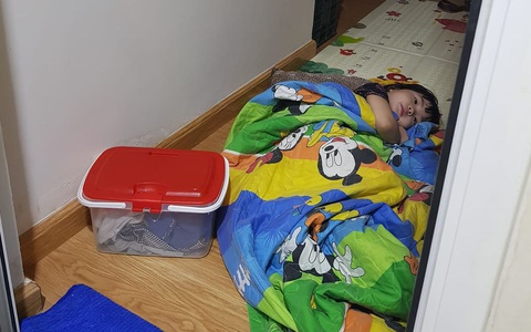 Thấy mẹ đi vệ sinh, bé 3 tuổi vội vàng ôm chăn gối ra nằm trước cửa, nghe con nói lý do mà mẹ cười chảy nước mắt
