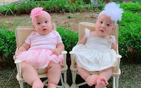 Thấy vợ cho 2 con trai mặc váy, đeo nơ, MC Thành Trung phản ứng bất ngờ như này