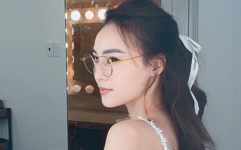Chỉ một sợi dây Chanel, Jennie (Black Pink) tận dụng làm buộc tóc cực sang chảnh: Lan Ngọc, Huyền My thi nhau học theo nhưng "hài" nhất lại là Hari Won 