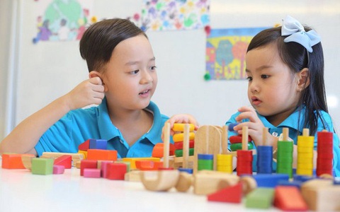 Muốn con đến tuổi đi học thông minh vượt trội, bố mẹ chỉ việc bày trò cho con chơi theo đúng công thức này