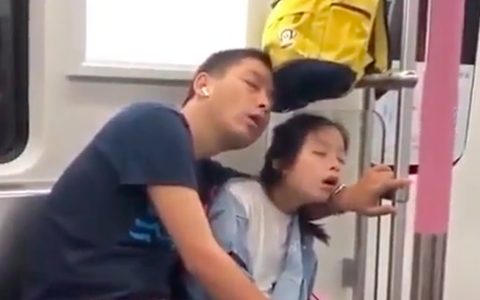 Đến tướng ngủ gật trên tàu điện cũng giống nhau không trượt phát nào của hai cha con khiến dân mạng đồng thanh: "Đúng là giỏ nhà ai quai nhà nấy"