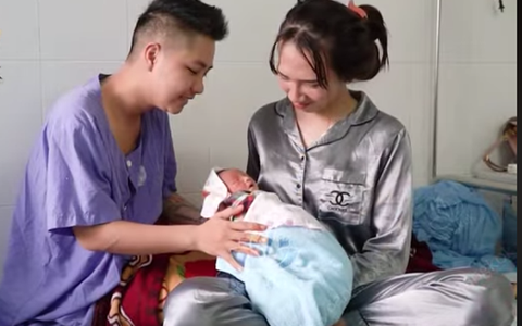 Cận cảnh cuộc sống vợ chồng 'người đàn ông đầu tiên ở Việt Nam mang bầu' sau khi sinh con