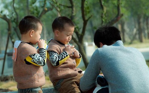 Cặp sinh đôi lớn lên không giống nhau và 1 bé khác hẳn bố, người cha làm xét nghiệm ADN thì nhận được kết quả khiến anh chết lặng 