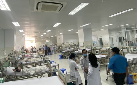 Thông tin mới nhất về tình trạng 17 học sinh bị thương vụ cây phượng đổ trong sân trường THCS Bạch Đằng