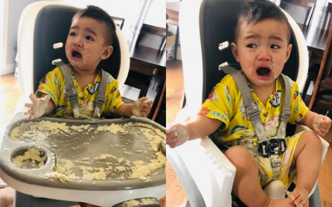 Đưa hộp sữa cho con chơi để đi nấu cơm, lát sau mẹ trở tay không kịp với hậu quả, nhưng phản ứng của cậu bé mới buồn cười