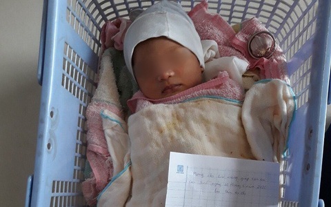 Bé trai 10 ngày tuổi bị bỏ bên đường cùng bức thư "mong được cưu mang"