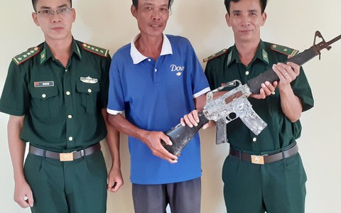 Giăng lưới đánh cá ở cửa biển, bất ngờ 'bắt được' súng quân dụng