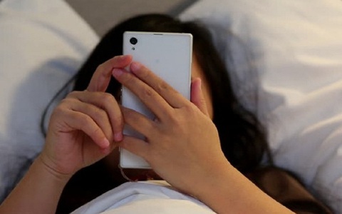 Vô tình kiểm tra email, người mẹ không giữ nổi bình tĩnh khi đọc đoạn chat giữa con gái lớp 6 và bạn trai lớp 9
