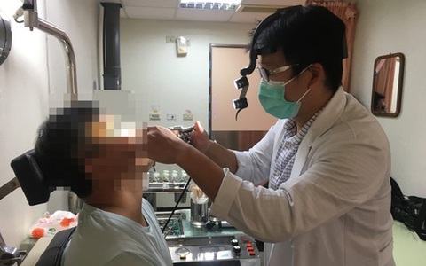 Vì quá sợ lây nhiễm COVID-19, người đàn ông khiến mình gặp họa khi áp dụng cách phòng bệnh cực đoan