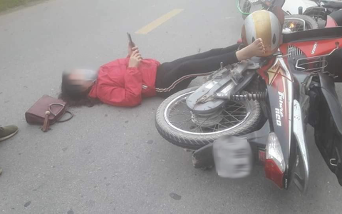 Sau va chạm giao thông, đôi nam nữ nằm sõng soài ra đường nhưng hành động của họ sau đó khiến dân mạng tranh cãi kịch liệt